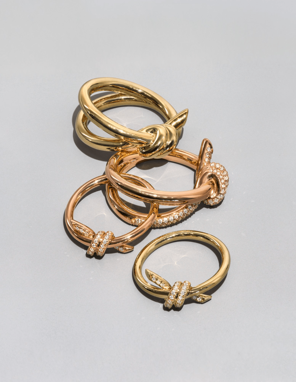 18K玫瑰金及黃金圈鑲鑽石指環。