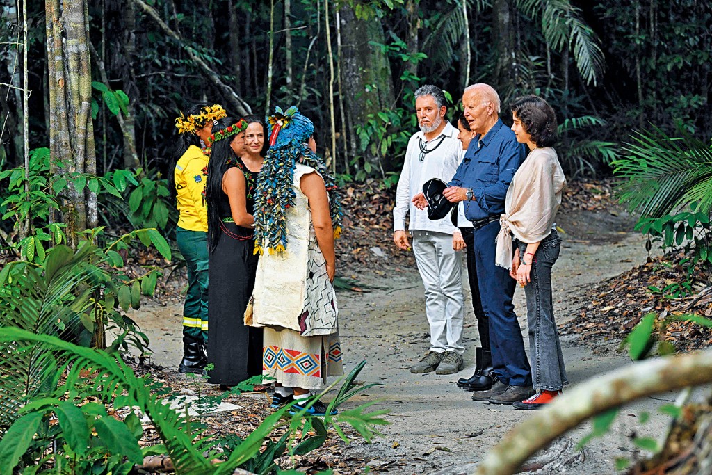 拜登与女儿(右三)及孙女(右)周日在巴西玛瑙斯参观亚马逊雨林。