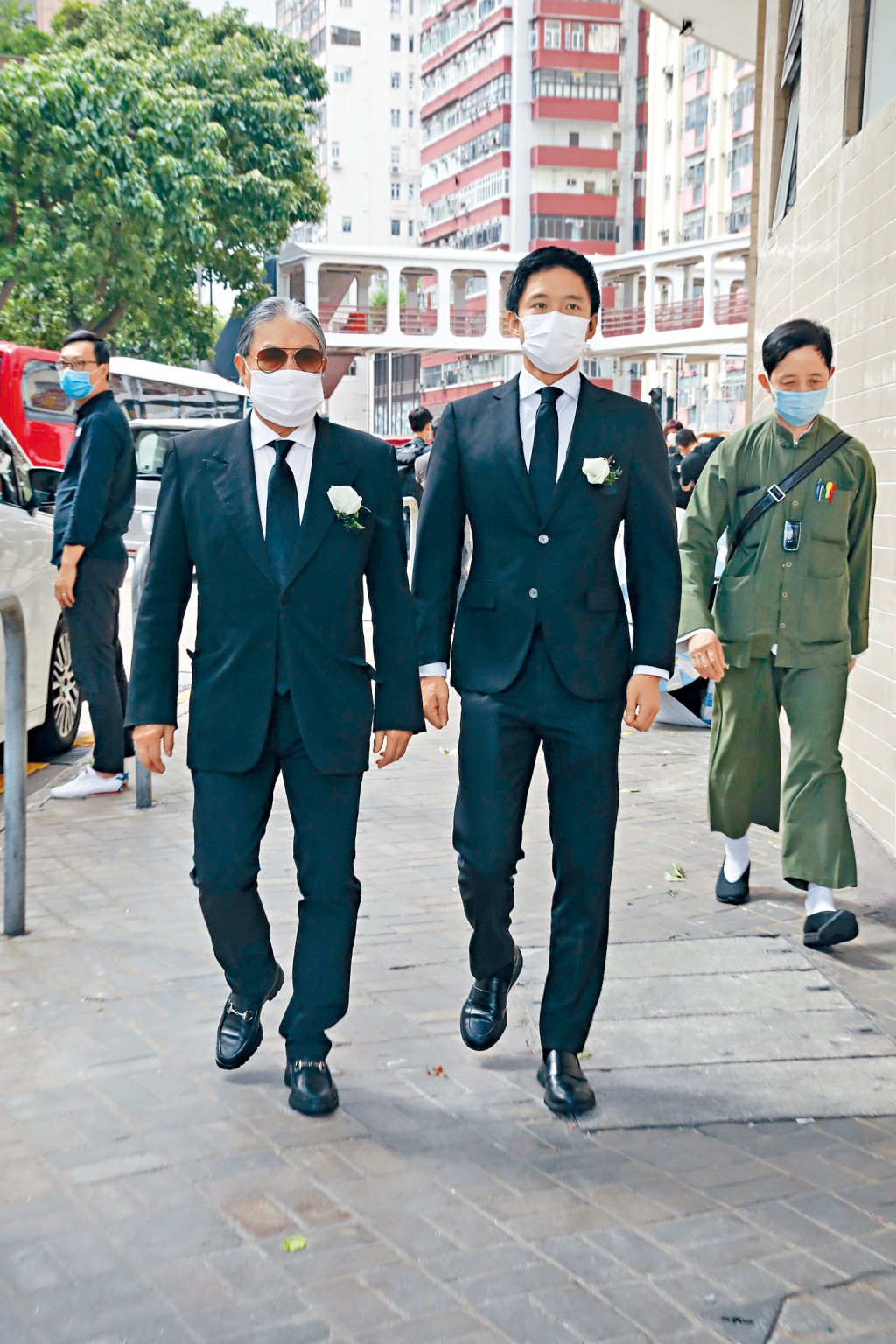 霆震霆與啟山一同上旅遊巴。