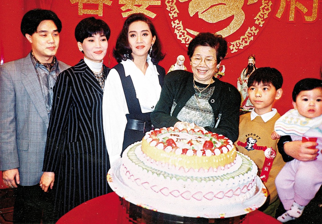 當年兩姊妹、潘立德及兩個外孫,為梅媽賀壽。