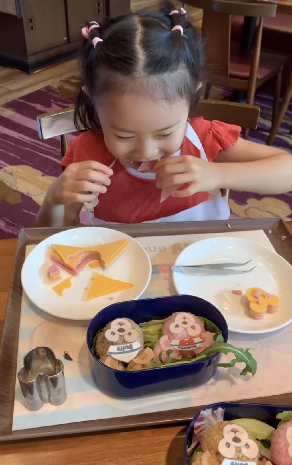 Kassidy邊整邊食。