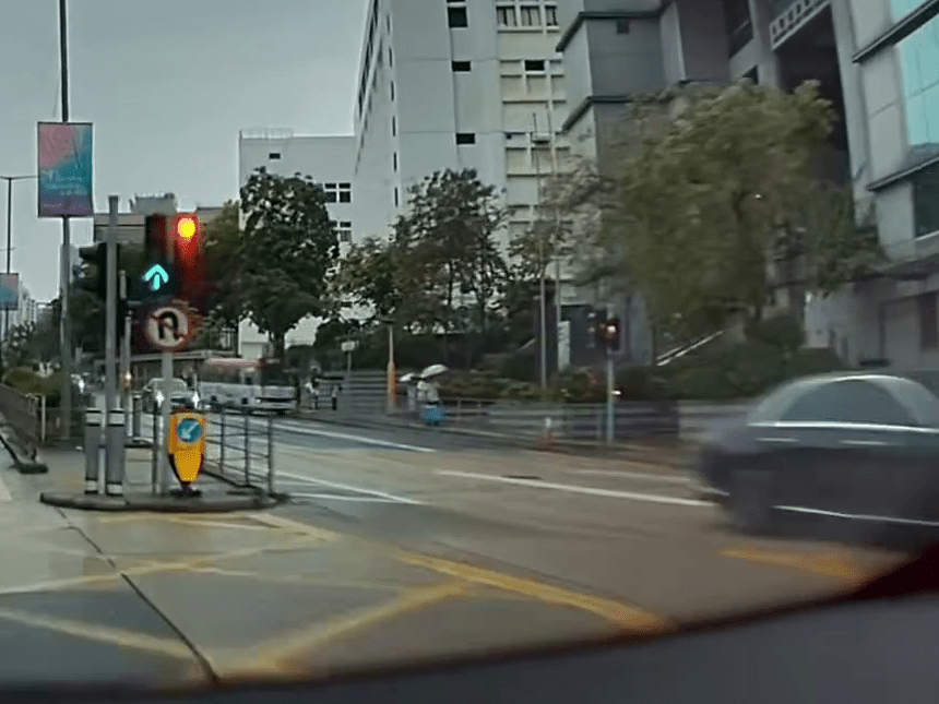 紅Van在馬路打斜，撞斷欄杆直剷行人路。FB：Daniel Suen@車Cam L（香港群組）