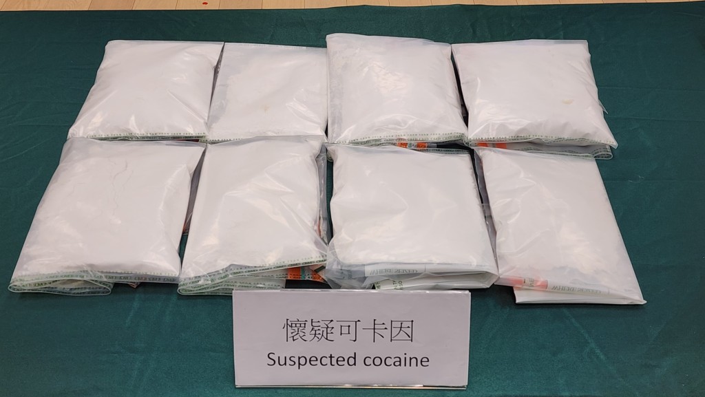 海關檢獲市值約300萬元的懷疑可卡因。 海關檢獲市值約300萬元的懷疑可卡因。