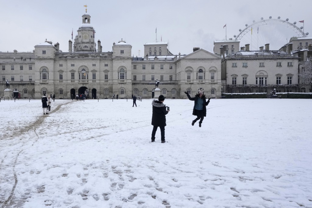 倫敦民眾在白雪皚皚的騎兵衛隊閱兵式上拍照。AP