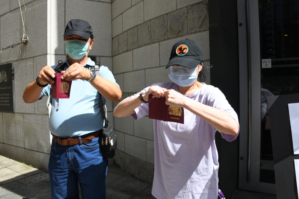 有市民在英國領事館外撕毀BNO。
