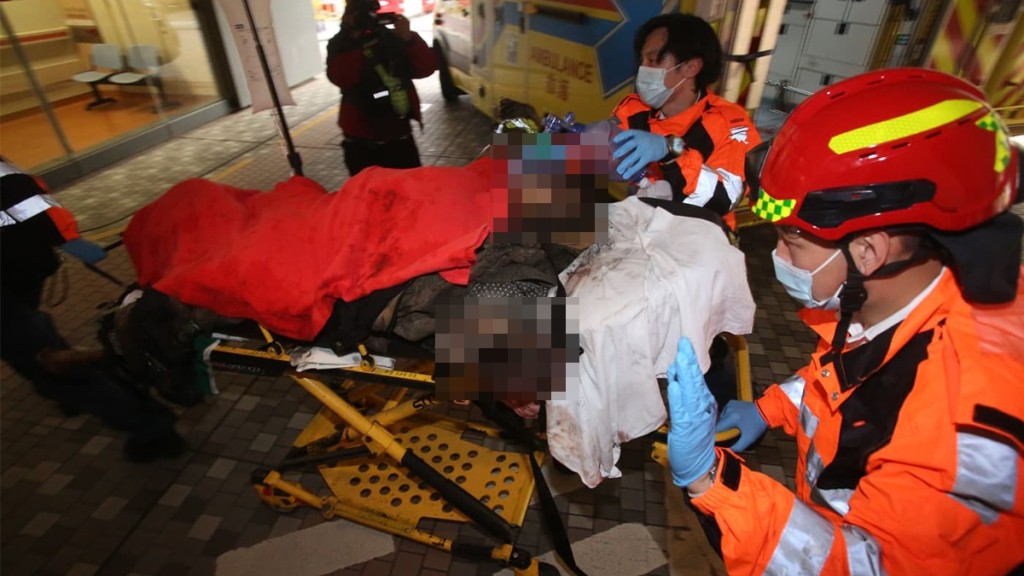 受傷的消防員身穿「黃金戰衣」,全身嚴重熏黑,送院時奄奄一息。 受傷的消防員身穿「黃金戰衣」,全身嚴重熏黑,送院時奄奄一息。