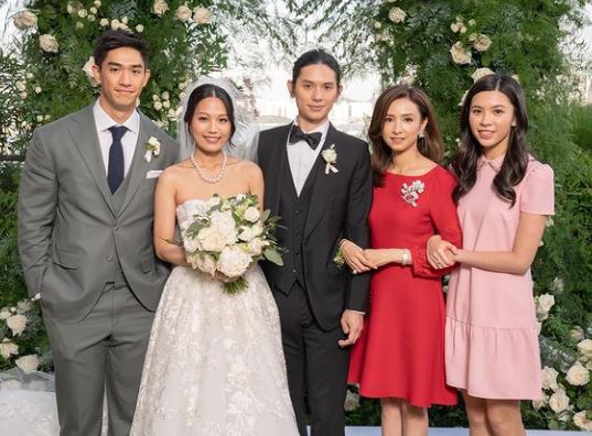 一家五口合照，吳婉芳（右二）真的美麗如昔。