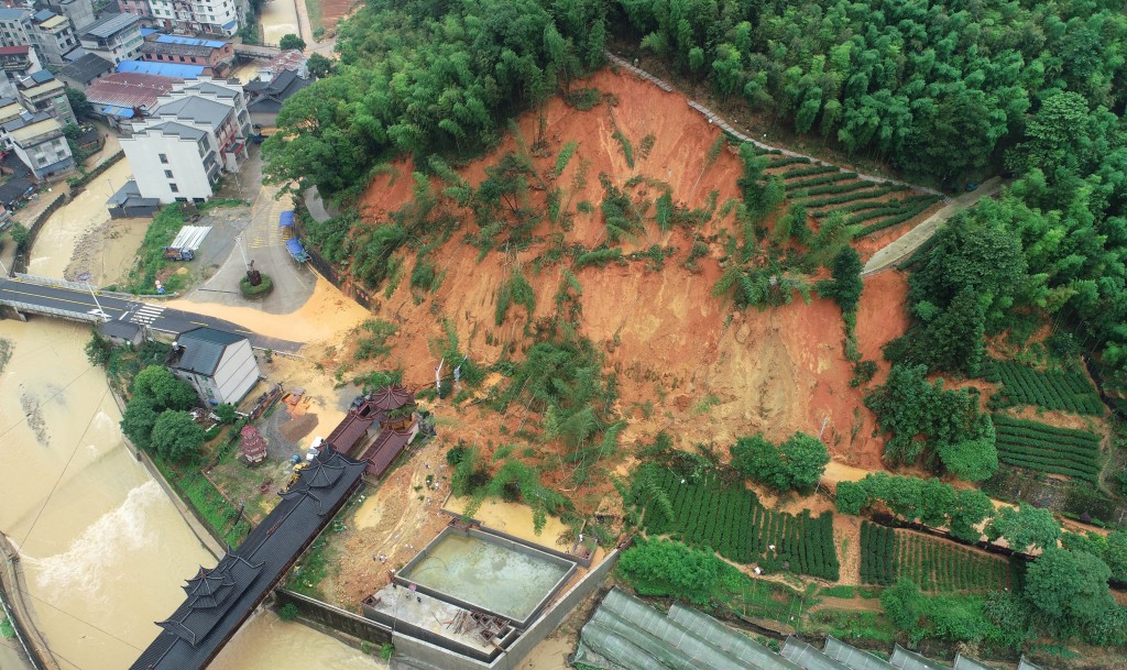  6月16日在福建南平政和縣鐵山鎮江上村拍攝的一處溜方受災點（無人機照片）。 新華社