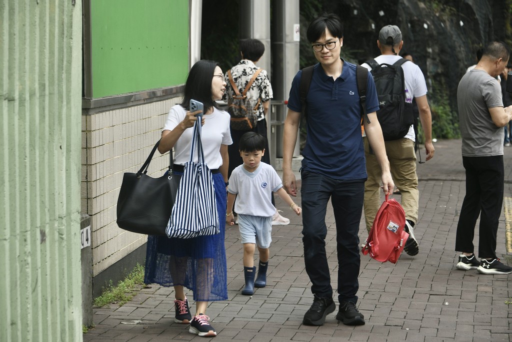 雖然今日停課,有家長帶同穿校服的子女走在街上。陳浩元攝 雖然今日停課,有家長帶同穿校服的子女走在街上。陳浩元攝