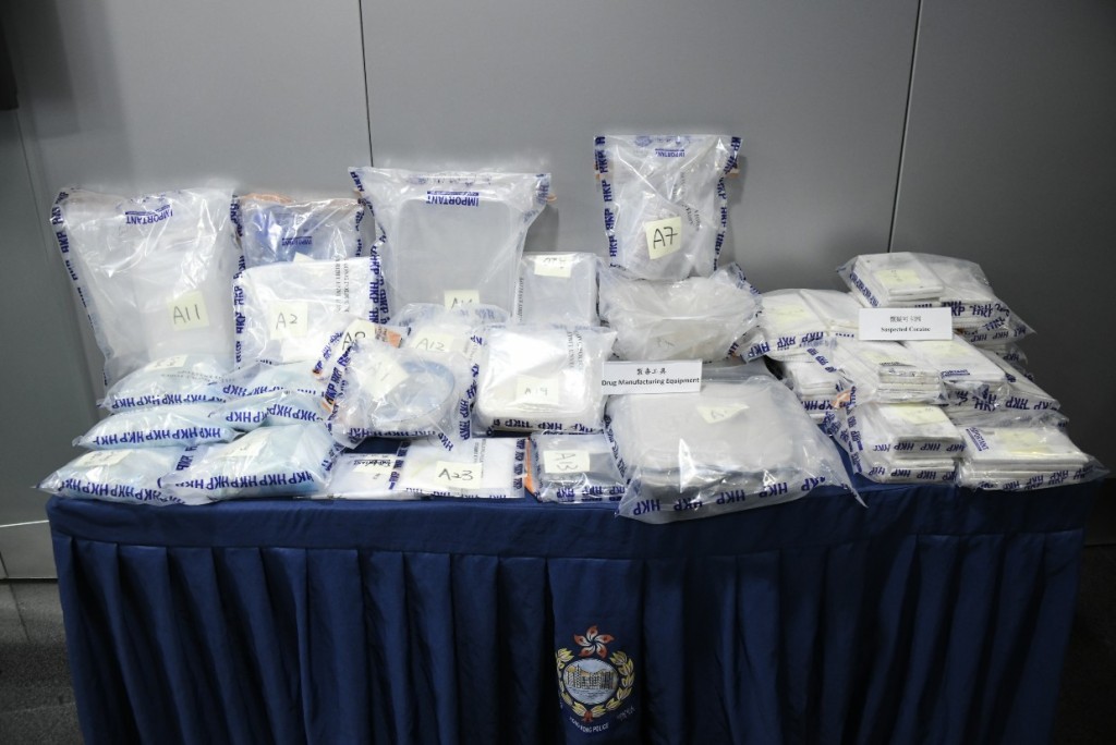警方在反毒品行动中捡出巿值2300万港元K仔、霹雳可卡因等毒品。(杨伟亨摄)