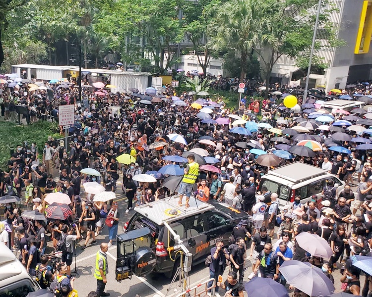 下午1時20分左右，聚集人士擠出行車線。