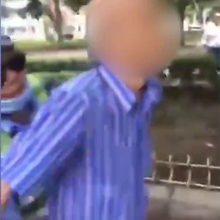 天津67歲男子當街斬人，被警員制服。(網圖)