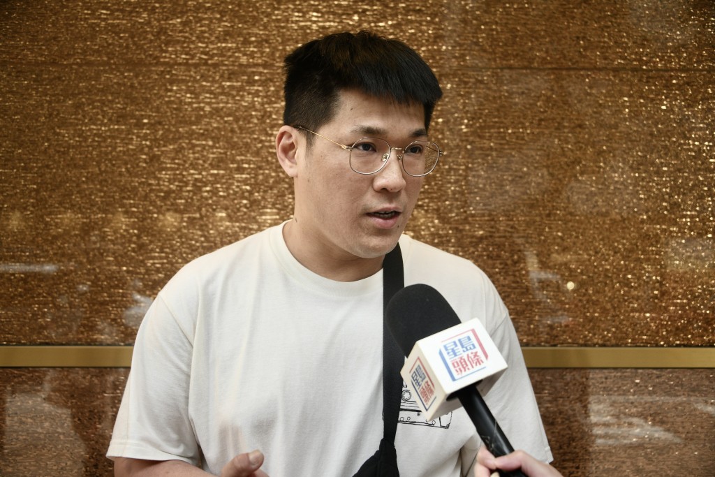 訪港3天的台灣旅客張先生表示,今日抵港已花費超過2萬港元購買手袋。 訪港3天的台灣旅客張先生表示,今日抵港已花費超過2萬港元購買手袋。