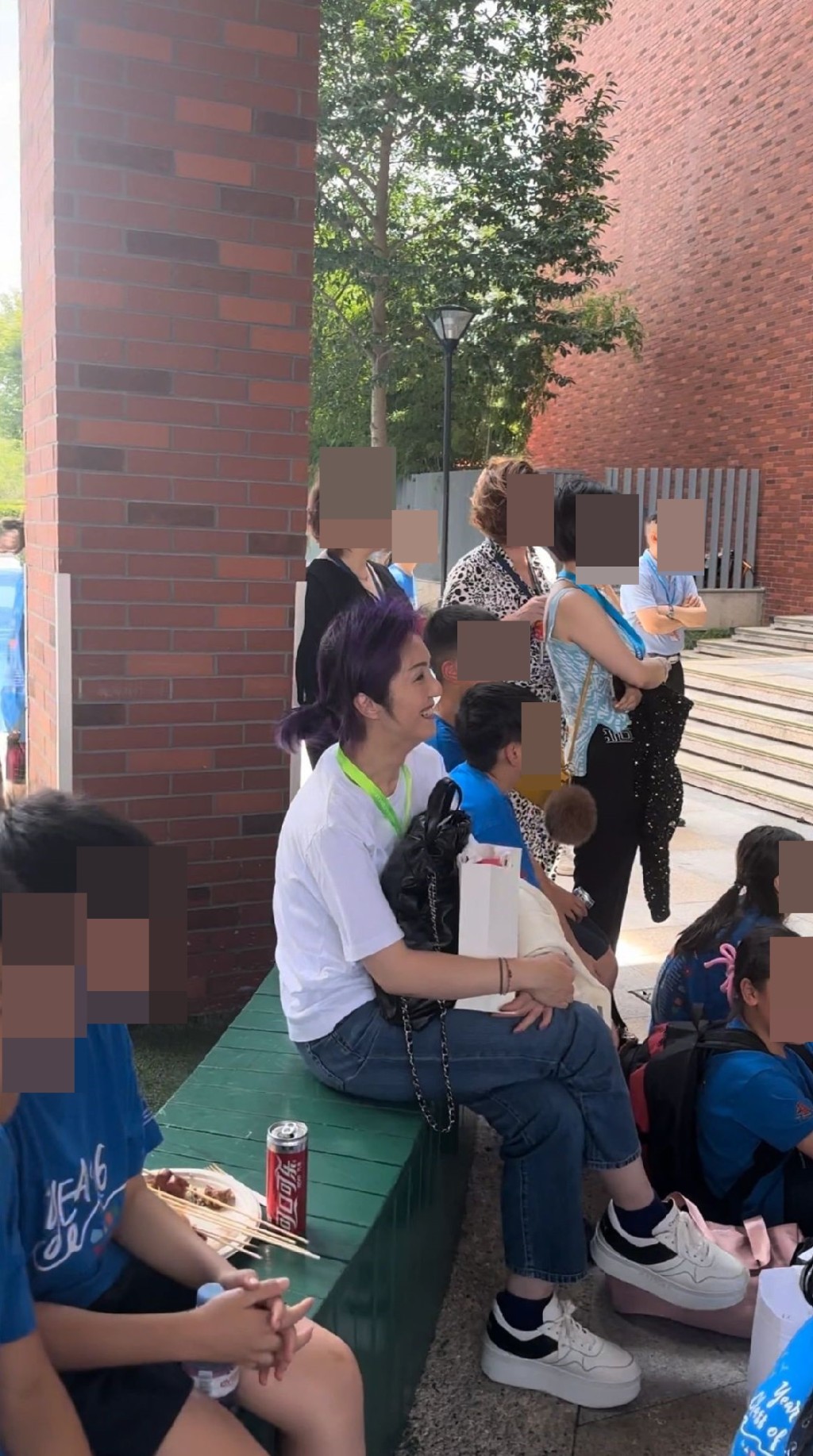 杨千嬅早前曾被内地网民拍到现身囝囝小学毕业礼，与其他家长欣赏台上才艺表演。