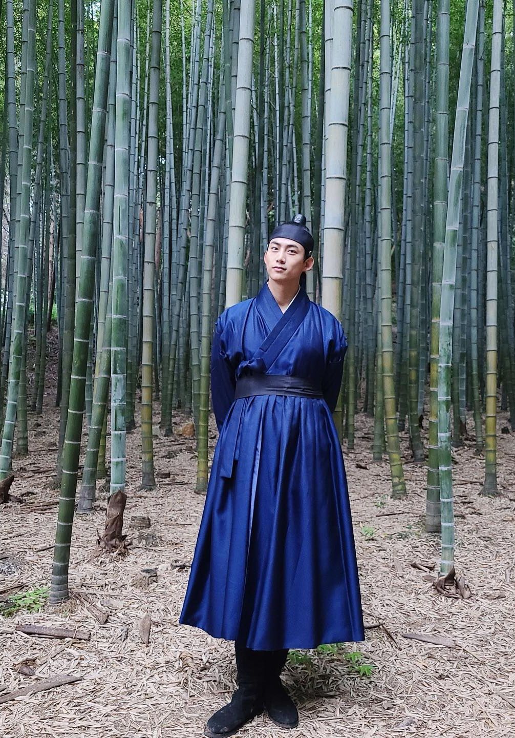 呢一身裝扮似乎係拍打戲。