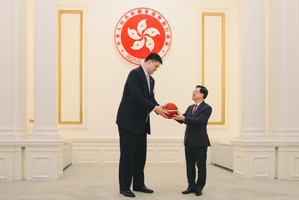 姚明向李家超送上有球员签名的篮球。