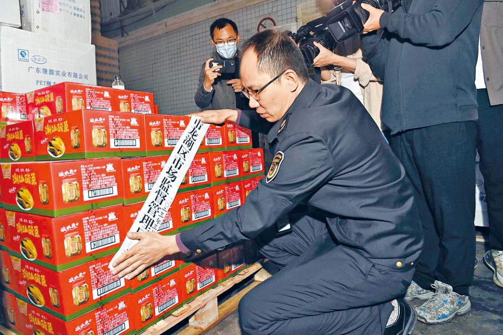 汕頭市監局查封問題醃製菜廠。