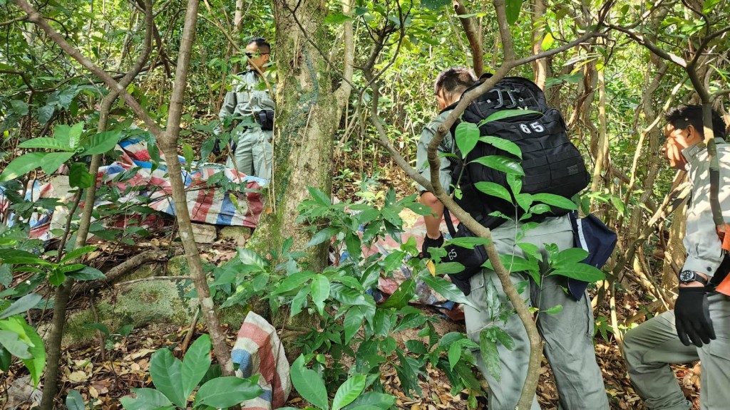警方於大坑墩山坡一帶發現被捕男子及其隨身物品。