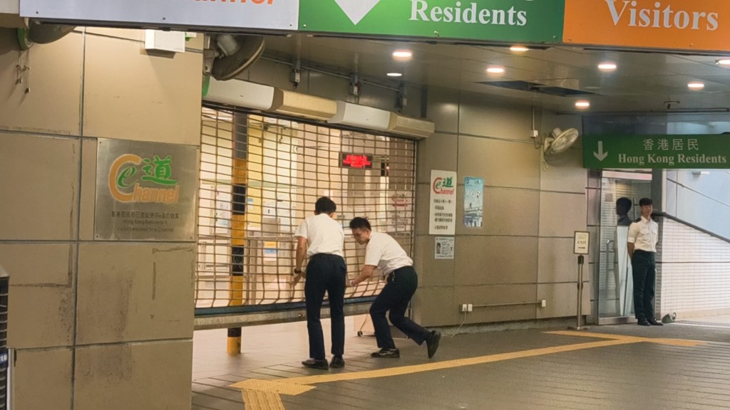 踏入清晨6時30分,舊皇崗口岸「落閘」關閉,結束歷史使命。黎志偉攝 踏入清晨6時30分,舊皇崗口岸「落閘」關閉,結束歷史使命。黎志偉攝