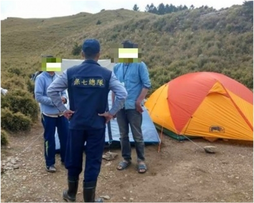 太魯閣國家公園管理處和保七總隊勸兩人下山。圖保七總隊提供