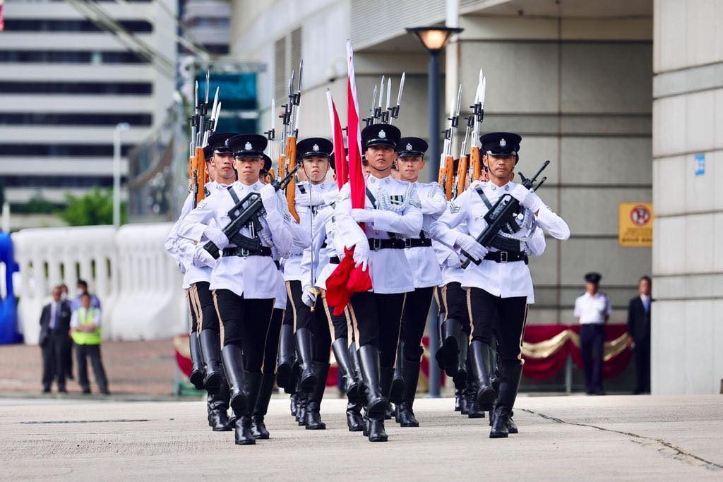 仪仗队以中式步操步入会场，并首次配备解放军常用的礼仪步枪。香港警察FB图片