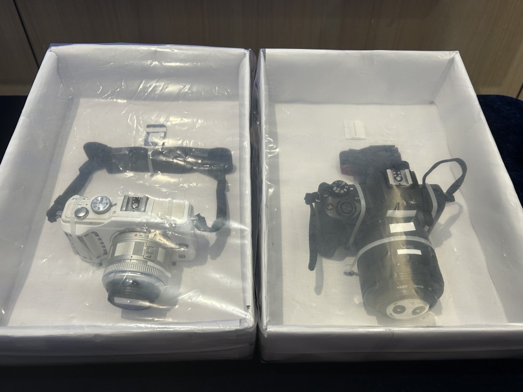 證物包括多部相機。 證物包括多部相機。
