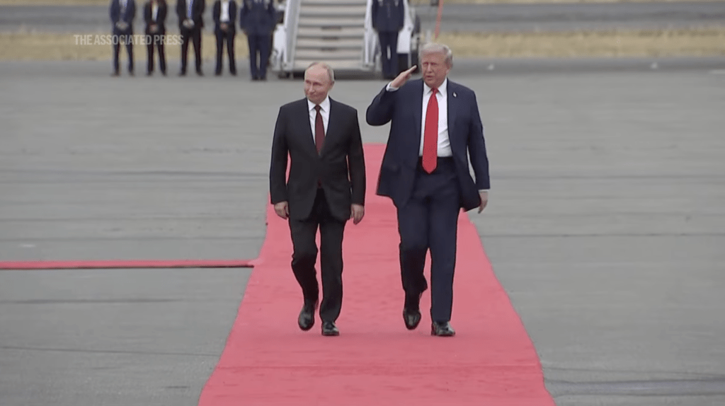 現場有空軍飛越致敬,特朗普做出致敬動作回應。美聯社畫面截圖 現場有空軍飛越致敬,特朗普做出致敬動作回應。美聯社畫面截圖