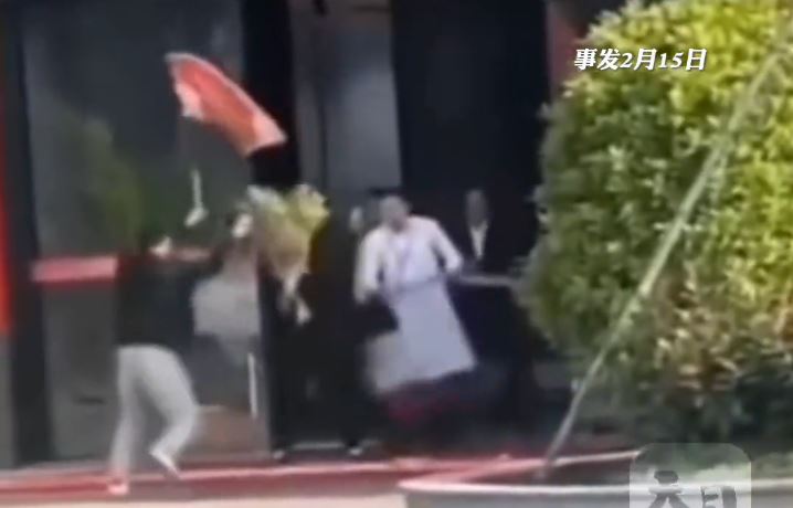  小兰的同事合力阻止韦东传继续伤害小兰。