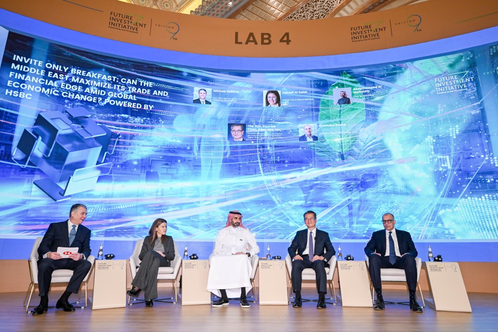 陳茂波率領金融和創科界代表團繼續沙特阿拉伯利雅得訪問行程。圖示陳茂波(右二)出席未來投資倡議大會,並參與由滙豐舉辦的早餐會。政府新聞處 陳茂波率領金融和創科界代表團繼續沙特阿拉伯利雅得訪問行程。圖示陳茂波(右二)出席未來投資倡議大會,並參與由滙豐舉辦的早餐會。政府新聞處