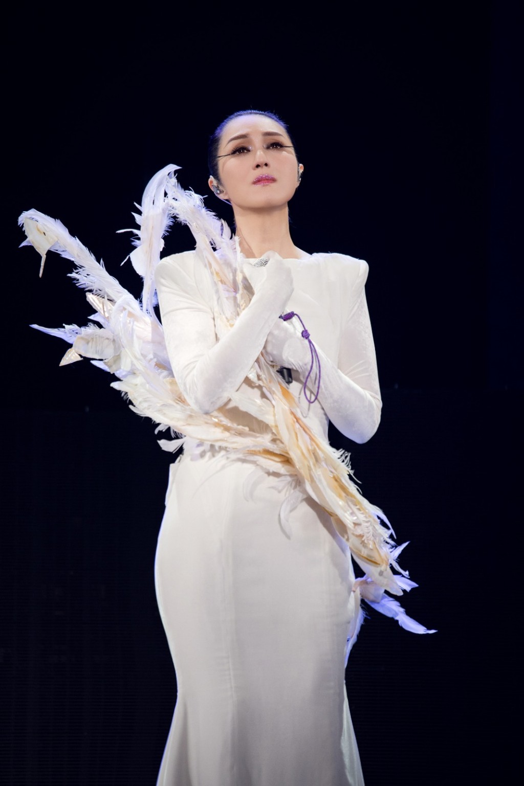 在香港經歷大埔火災創痛之際,楊千嬅《Live MY LIVE 2025》演唱會拉開序幕。 在香港經歷大埔火災創痛之際,楊千嬅《Live MY LIVE 2025》演唱會拉開序幕。