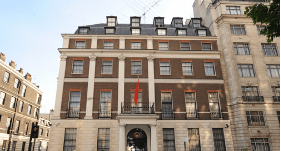 中国驻英国大使馆昨日（14日）表示，中方坚决反对英方诋毁中国香港特区法治，庇护通缉犯，干涉香港事务。