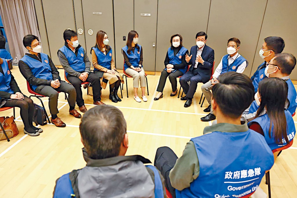 演練人員都穿上印有「政府應急隊」的藍色背心，與李家超交流意見。