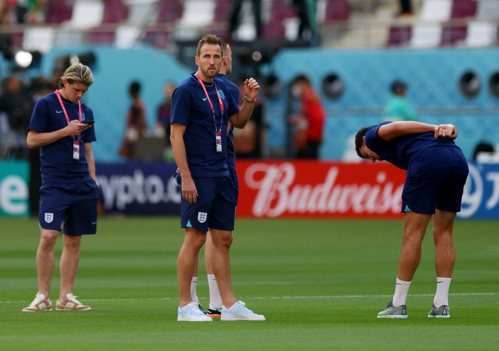 英格兰球员视察草地情况。Reuters
