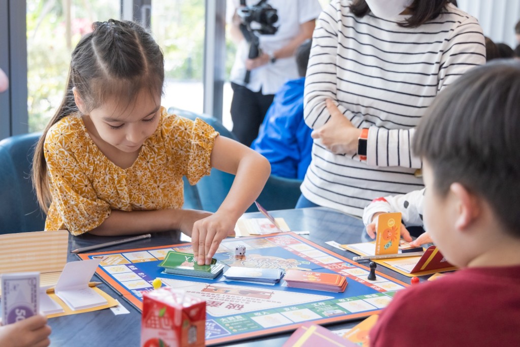 Club Wheelock積極舉辦各式各樣的會員活動,包括兒童理財遊戲。 Club Wheelock積極舉辦各式各樣的會員活動,包括兒童理財遊戲。