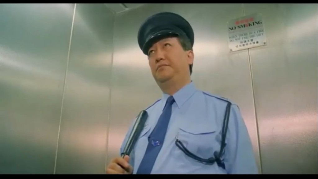令人憤怒的是,當樓主試圖向公司經理理論時,對方態度卻180度轉變,經理不但堅稱是因為其父「工作表現差而炒,已經請咗新人」。(《回魂夜》劇照) 令人憤怒的是,當樓主試圖向公司經理理論時,對方態度卻180度轉變,經理不但堅稱是因為其父「工作表現差而炒,已經請咗新人」。(《回魂夜》劇照)