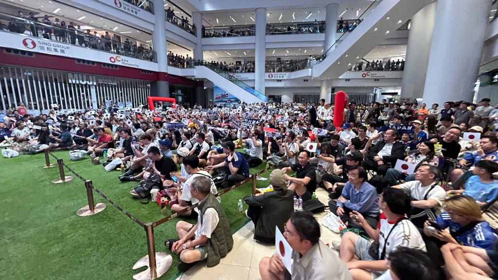 大批球迷席地而坐觀看比賽。蔡楚輝攝
