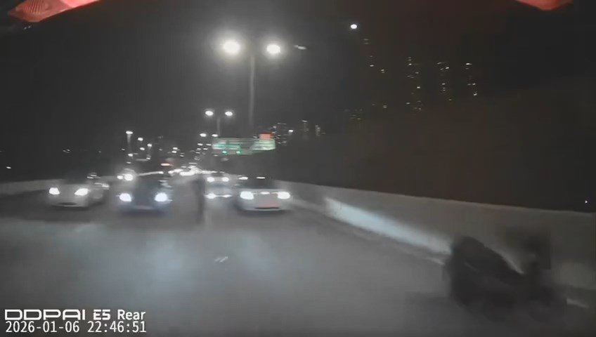 鐵騎士當時站在路中心。車cam片段截圖
