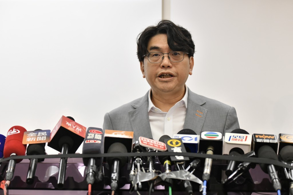 黃恩諾今日在記者上指市民關注食水黑點無可厚非,「我覺得我自己下次可以講好一啲嘅。」盧江球攝 黃恩諾今日在記者上指市民關注食水黑點無可厚非,「我覺得我自己下次可以講好一啲嘅。」盧江球攝