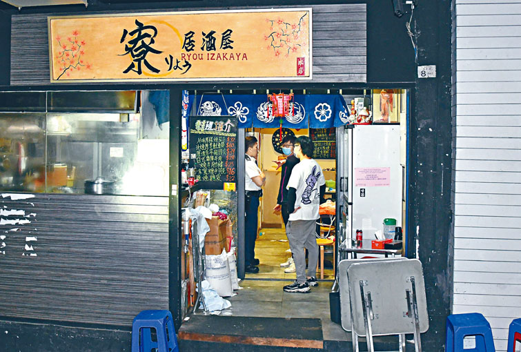 ■居酒屋兩名現任東主(右)向警方講述經過。