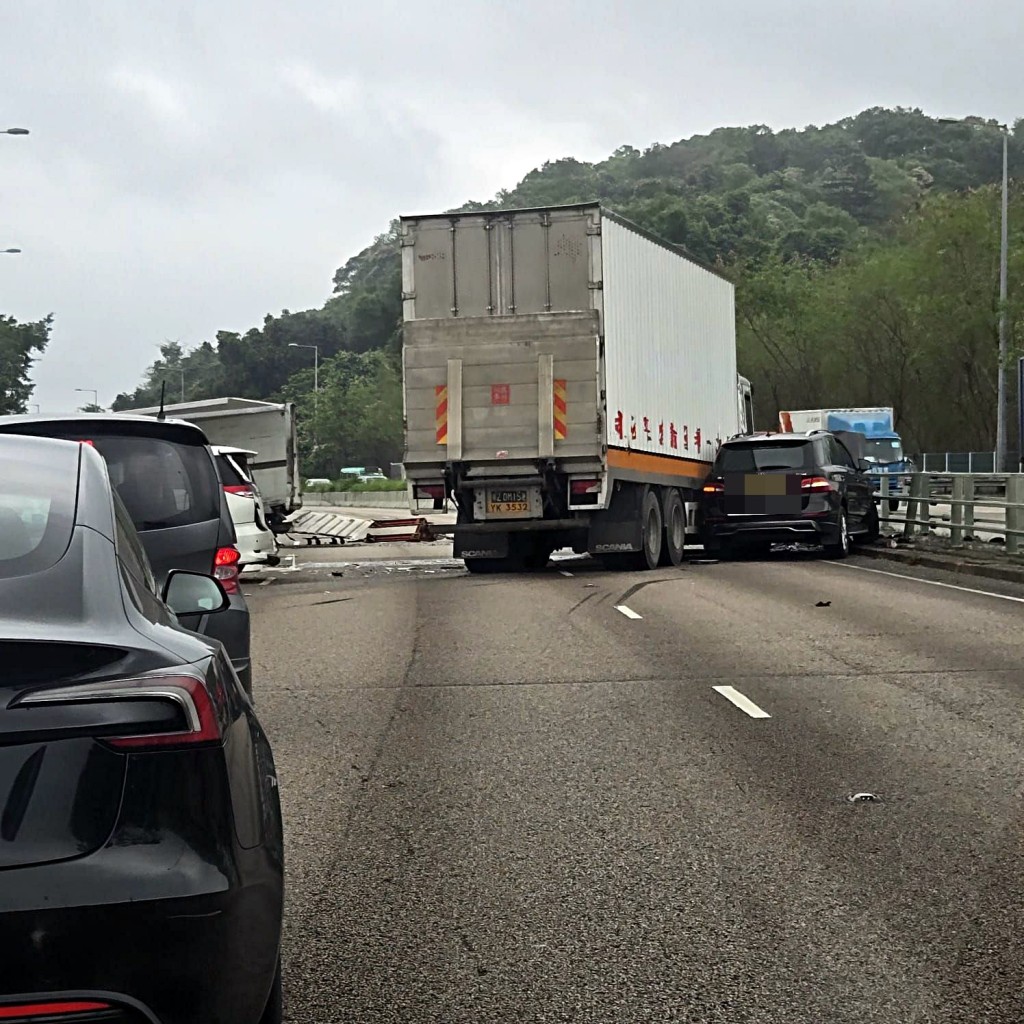 吐露港公路發生五車串燒意外。網上圖片 吐露港公路發生五車串燒意外。網上圖片