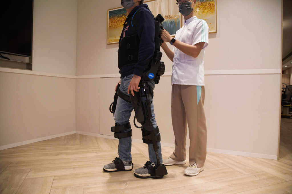 曦蕓居引入高科技機械腳，治療師必須接受專門嚴格訓練方能操作設備，已成功為不少中風患者進行訓練，重新步行。