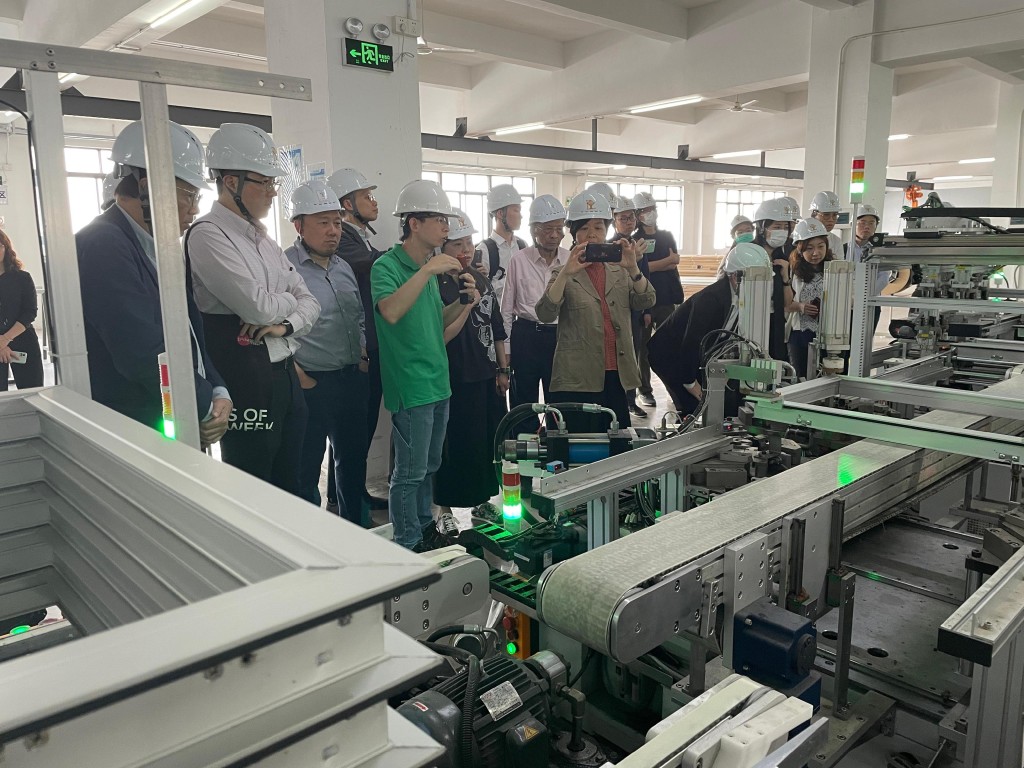 何永賢（左九）下午到訪港資企業有利華建材（惠州）有限公司的廠房，了解香港承建商製造MiC組件時所應用的不同創新技術和智能設備。