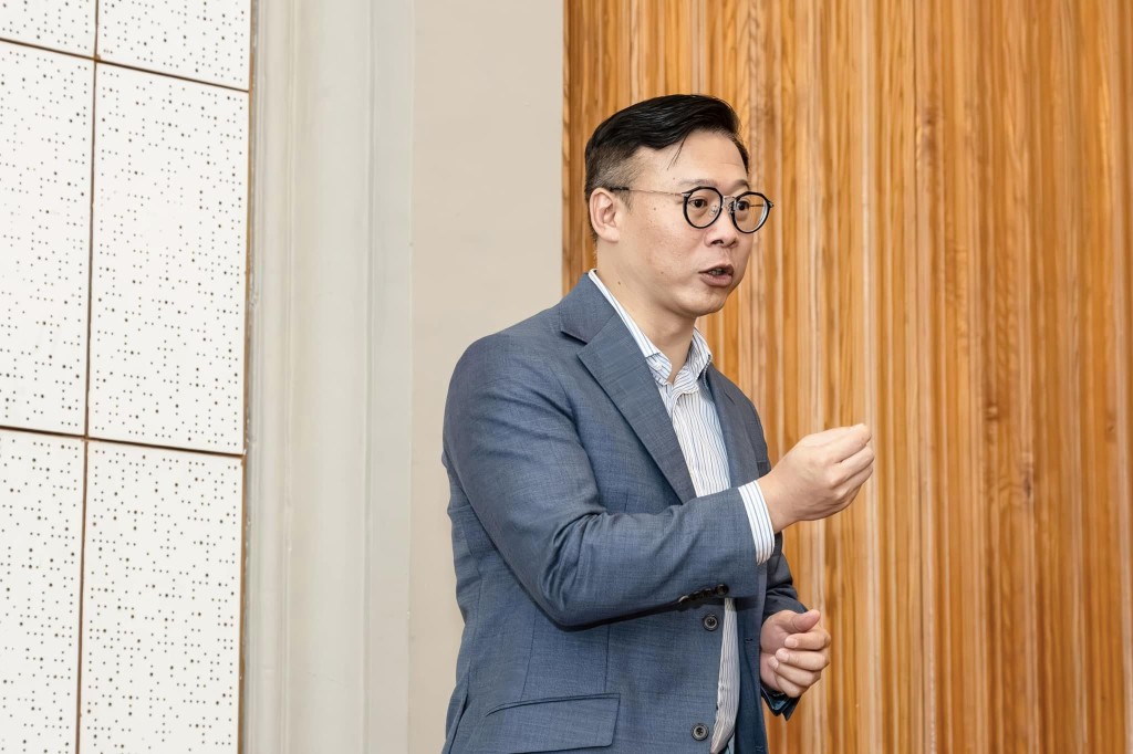 張國鈞今早到前北九龍裁判法院，出席律政司「法治教育領袖培訓計劃 」的第二階段進階課程 — 模擬法庭審訊活動。張國鈞fb