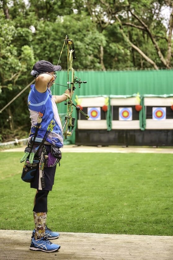 殘疾人射箭運動員危家銓於開幕典禮上進行示範,率先體驗全新訓練場地。