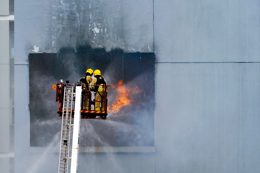 消防实火演练示范。