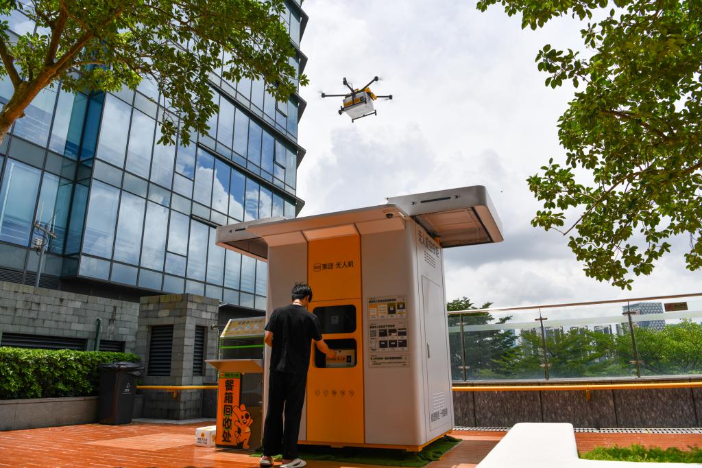 香港科学园曾试行以无人机送餐，相关服务在内地已渐趋普及。