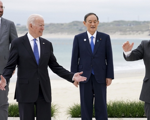拜登與菅義偉在峰會期間單獨會面。AP