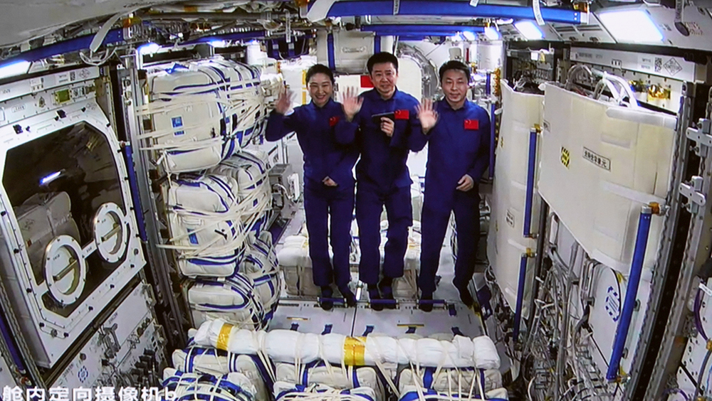 神舟十四號太空人陳冬(中)、劉洋(左)、蔡旭哲進入夢天實驗艙。