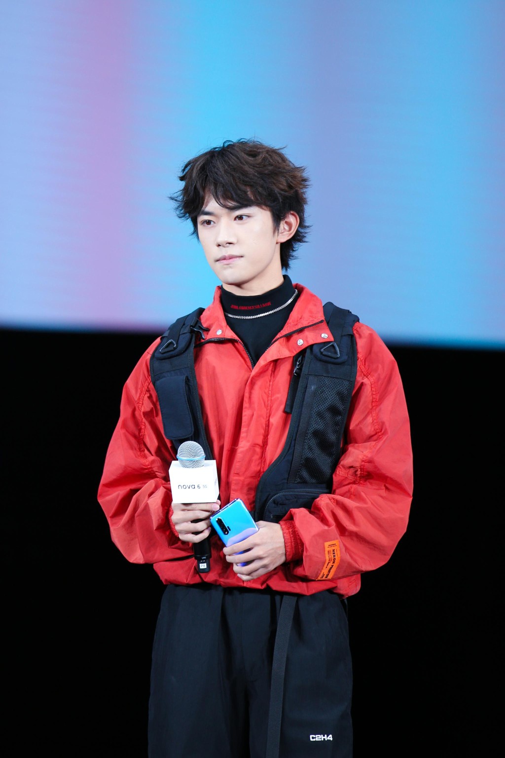 易烊千玺力本月初出席nova 6发布会。