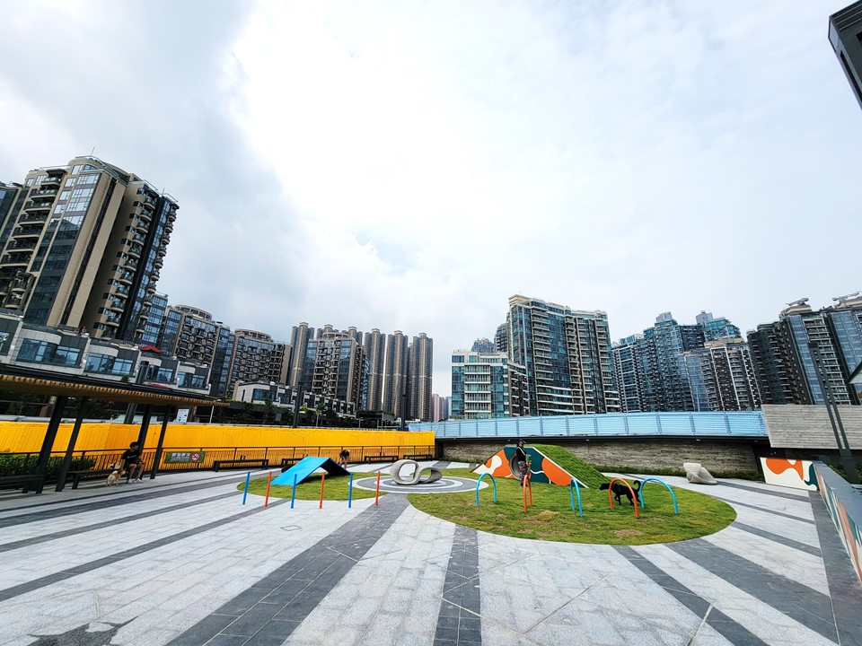 軍澳南公園全新寵物公園佔地648平方米,設有開揚的草坪區及狗糞收集箱(圖川來源:康文署) 軍澳南公園全新寵物公園佔地648平方米,設有開揚的草坪區及狗糞收集箱(圖川來源:康文署)